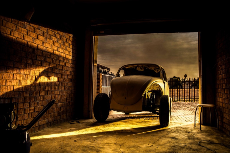 carrosserie-LE CASTELLET-min_car_garage_volkswagen_sunset_vw_beetle-81658